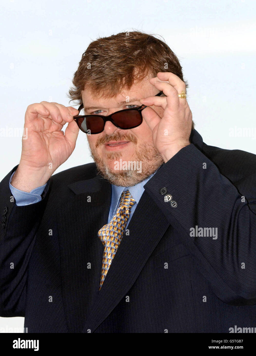 Il regista Michael Moore posa durante una fotocellula per promuovere il suo nuovo film Bowling per la Columbine al Palais des Festivals di Cannes. Foto Stock