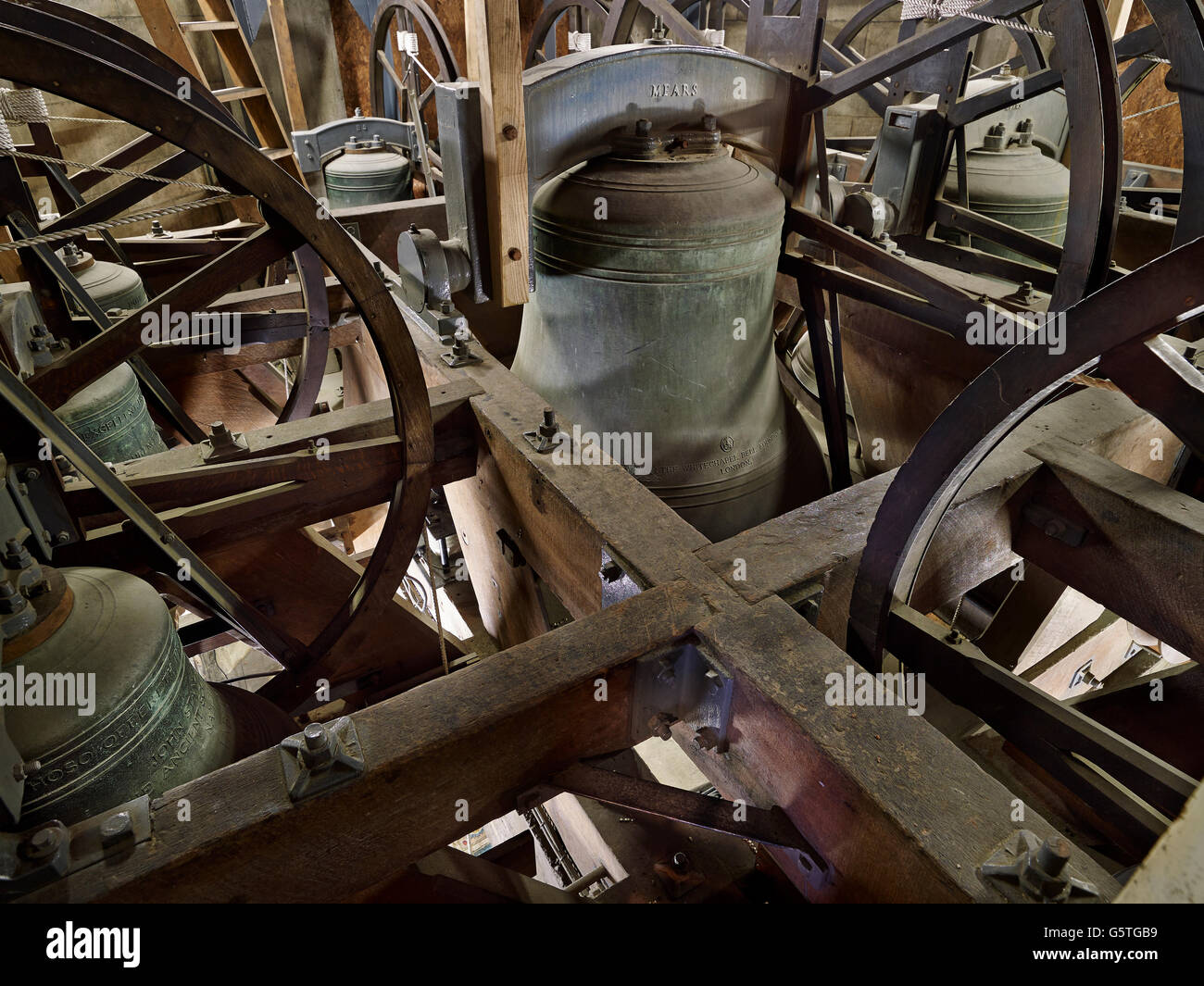 St Mary le Bow, chiesa della città di Londra, da Christopher Wren, 1670 s. La grande campana della prua nel campanile. Foto Stock