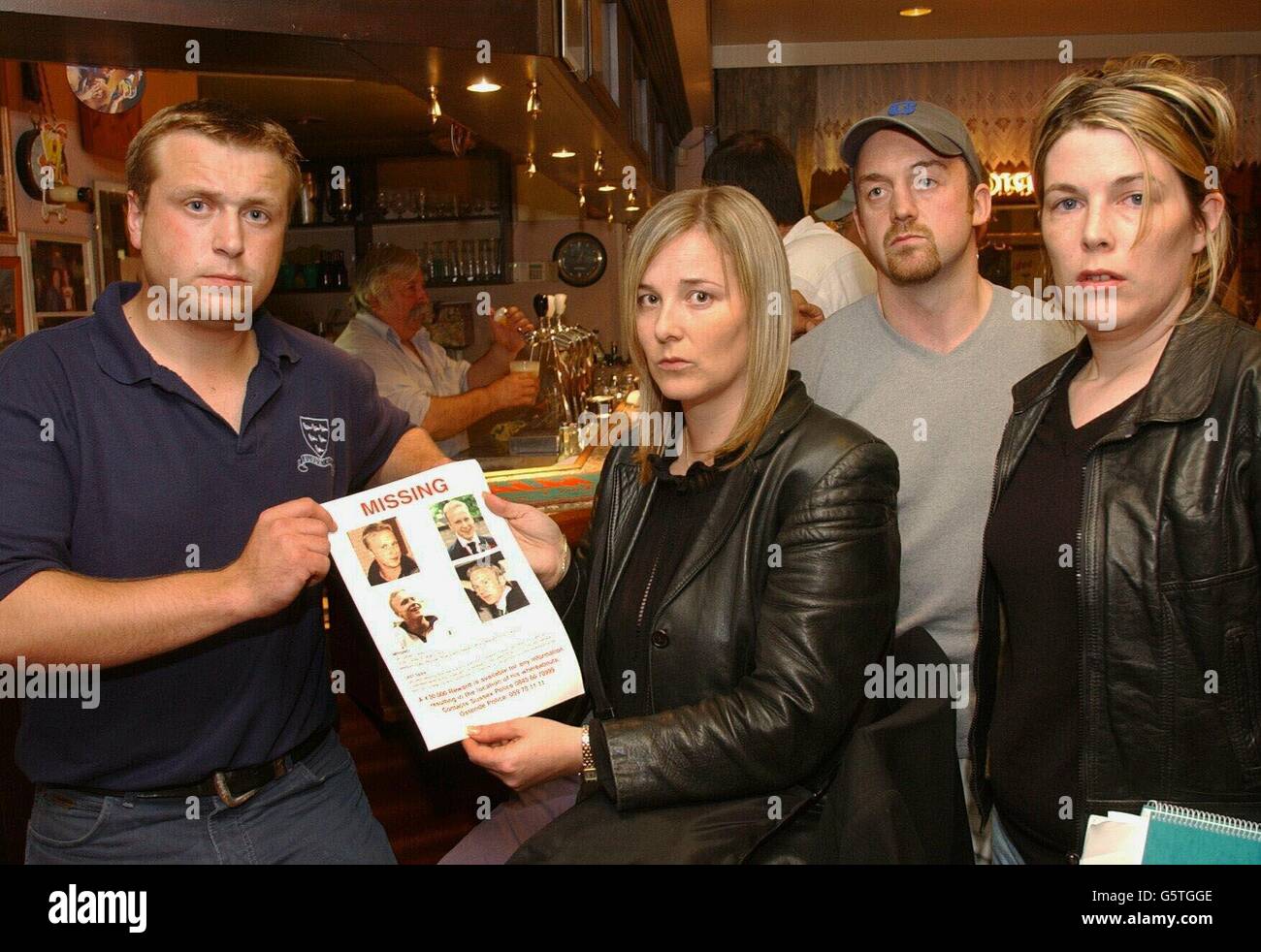 L-R David Groombridge, Charlotte Gilbert, di Crowborough, West Sussex, Dan Martin e Sarah Browell, ha un poster di appello del marito di Charlotte, Ian, al Bar Bristol, a Ostenda, Belgio, nelle prime ore del mattino. * Ian Gilbert è scomparso da un partito di stag a Ostenda. Charlotte e gli amici stanno visitando bar a Ostenda per fare un po' di memoria nella speranza di trovarlo. Foto Stock L-R David Groombridge, Charlotte Gilbert, di Crowborough, West Sussex, Dan Martin e Sarah Browell, ha un poster di appello del marito di Charlotte, Ian, al Bar Bristol, a Ostenda, Belgio, nelle prime ore del mattino. * Ian Gilbert è scomparso da un partito di stag a Ostenda. Charlotte e gli amici stanno visitando bar a Ostenda per fare un po' di memoria nella speranza di trovarlo. Foto Stock