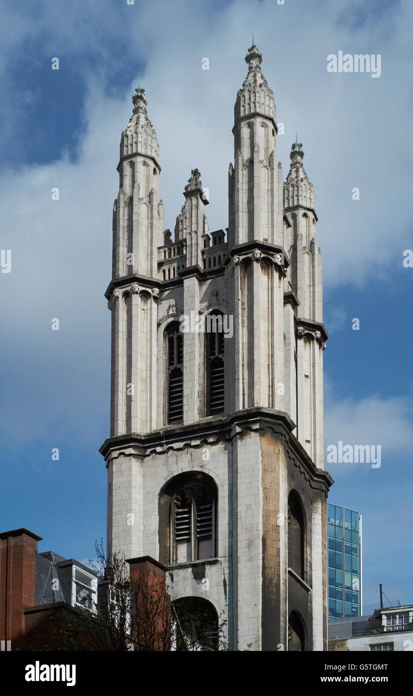 St Michael Cornhill, chiesa della città di Londra, ricostruita dopo il Grande Incendio di Londra: la torre gotica Foto Stock