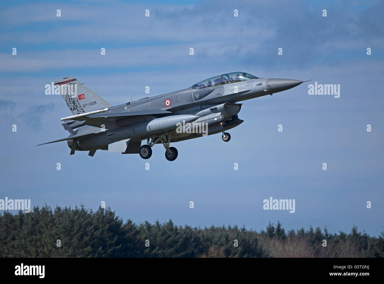 Turkish Air Force General Dynamics F16 Due seat fighter Jet Reg serie 07-1025 Joint RAF Lossiemouth esercizio. SCO 10,548. Foto Stock