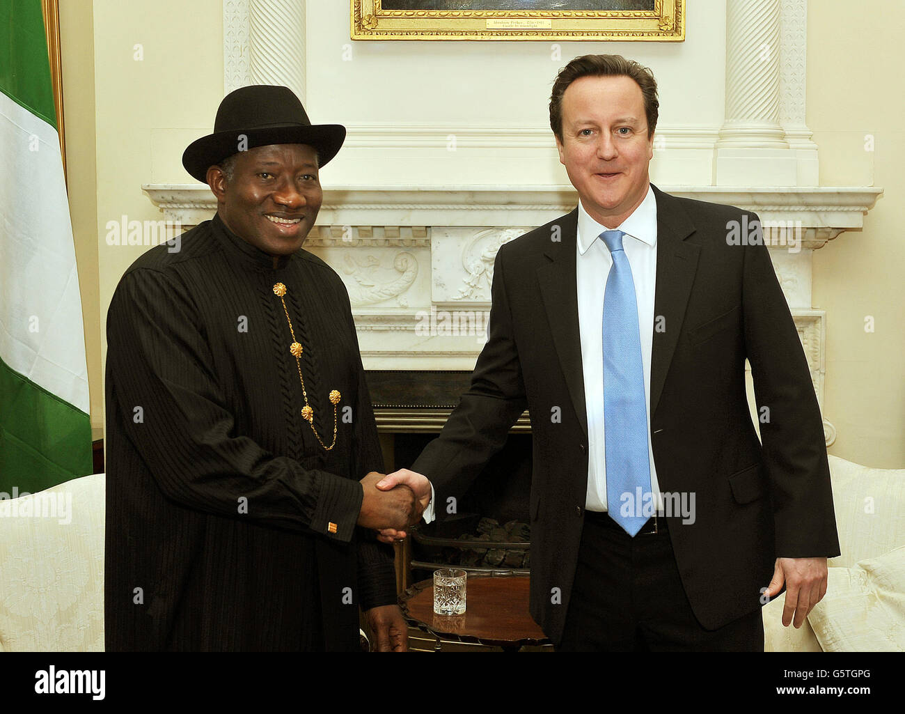 Il primo ministro David Cameron stringe le mani con il presidente della Nigeria Goodluck Jonathan (a sinistra) nella White Drawing Room, dopo essere arrivato al numero 10, Downing Street nel centro di Londra, per colloqui con il PM su una vasta gamma di argomenti. Foto Stock