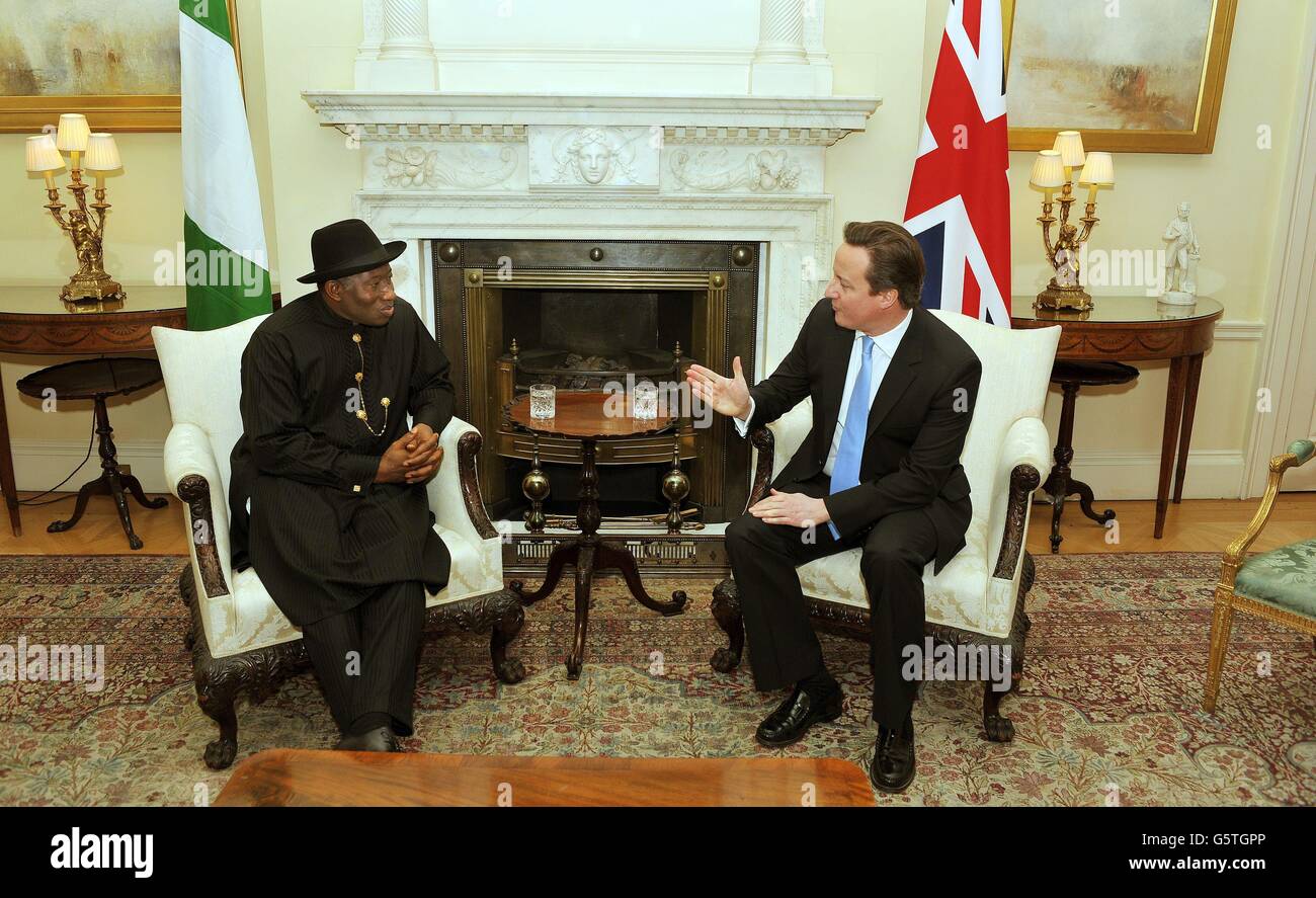 Il primo ministro David Cameron stringe le mani con il presidente della Nigeria Goodluck Jonathan (a sinistra) nella White Drawing Room, dopo essere arrivato al numero 10, Downing Street nel centro di Londra, per colloqui con il PM su una vasta gamma di argomenti. Foto Stock