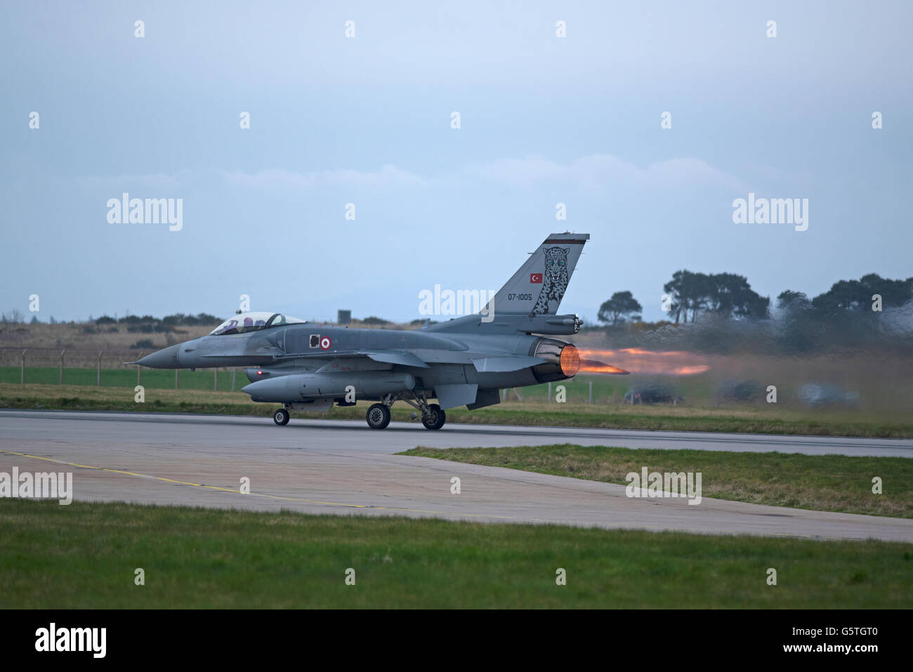 Turkish Air Force General Dynamics F16 sedile unico fighter Jet Reg serie 07-1005 Joint RAF Lossiemouth esercizio. SCO 10,549. Foto Stock