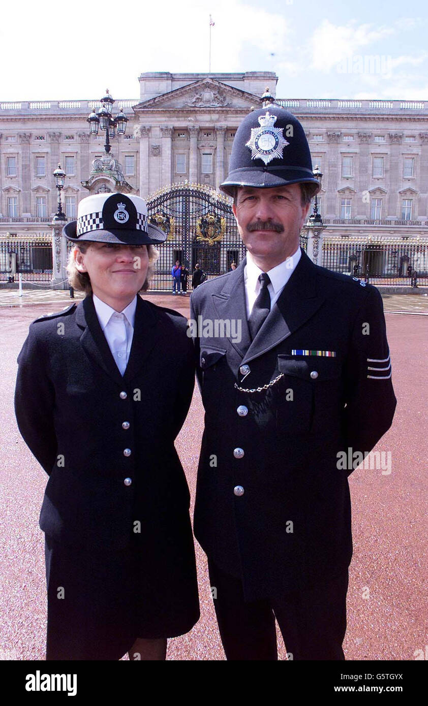 Due funzionari della polizia metropolitana, l'ispettore Caroline Briggs e l'ispettore Adrian Oliver, che hanno servito durante il Giubileo d'Argento del 1977 e lavoreranno entrambi durante il Giubileo d'Oro di quest'anno, fuori Buckingham Palace. Foto Stock