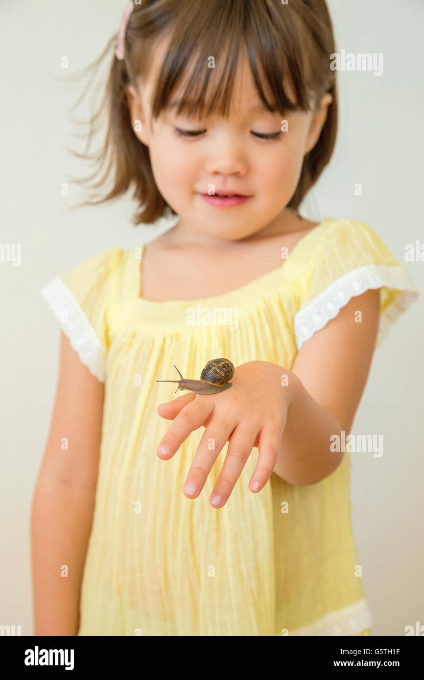 Il Toddler ragazza con una lumaca, La Jolla, California Foto Stock