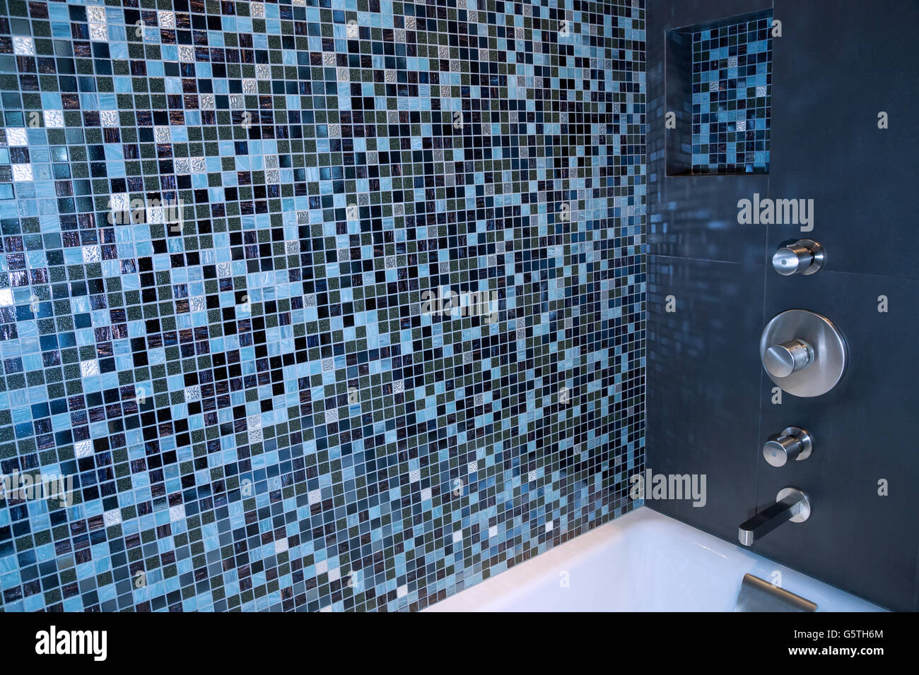 Il mosaico interno parete doccia Vasca da bagno Foto Stock