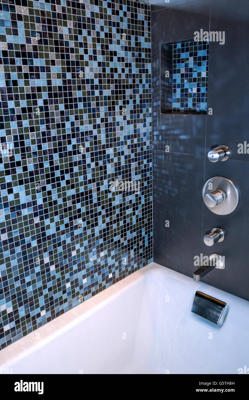 Tessere mosaico interno doccia Vasca da bagno Foto Stock