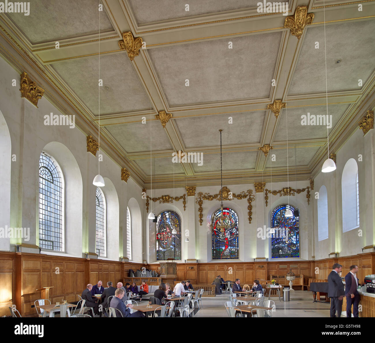 St Nicholas Cole Abbey, chiesa della città di Londra; interno convertito in un cafe Foto Stock