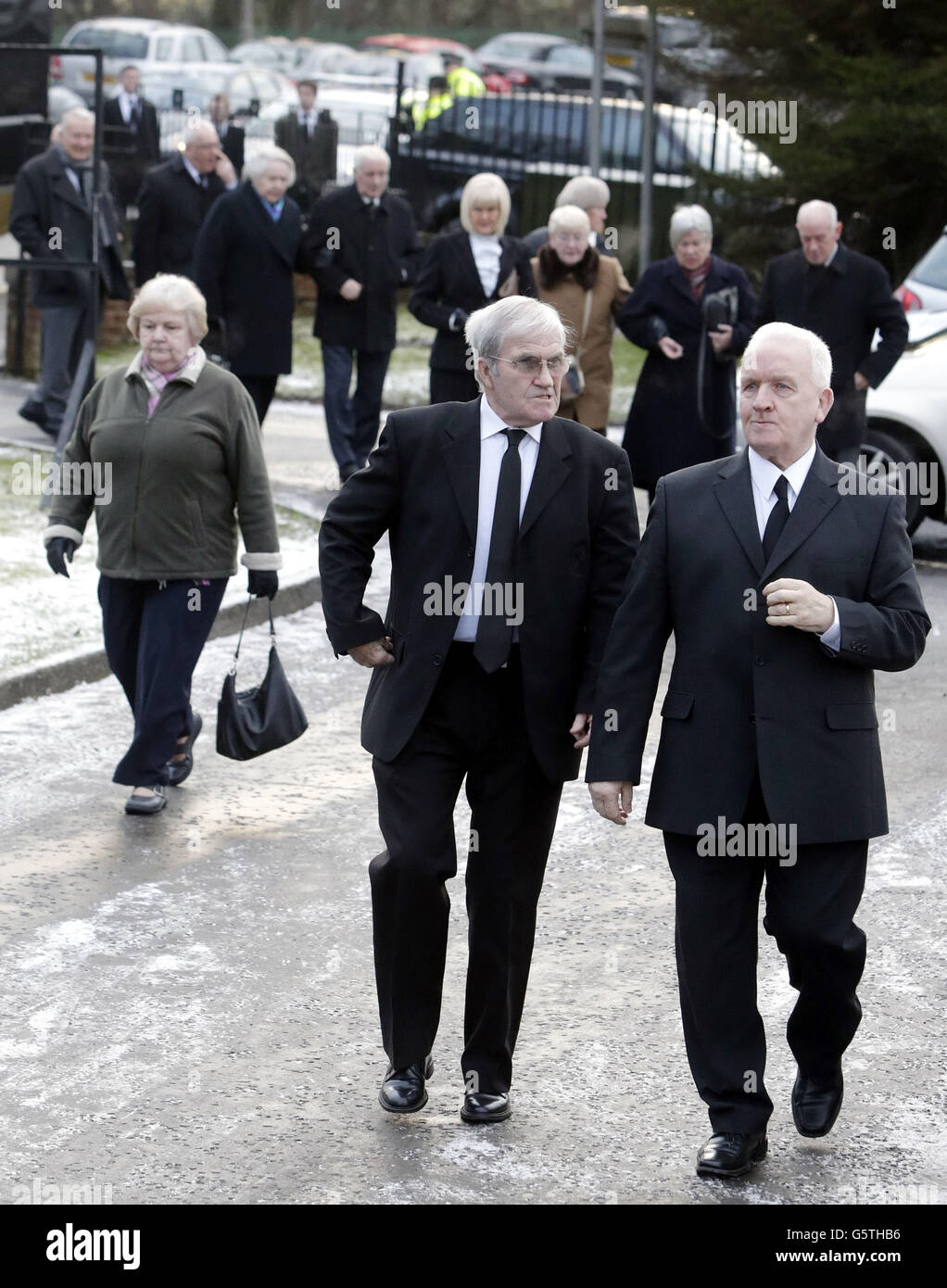 I lutto arrivano ai funerali dell'ex assistente celtico Sean Fallon, alla chiesa di Cristo Re a Glasgow. Foto Stock