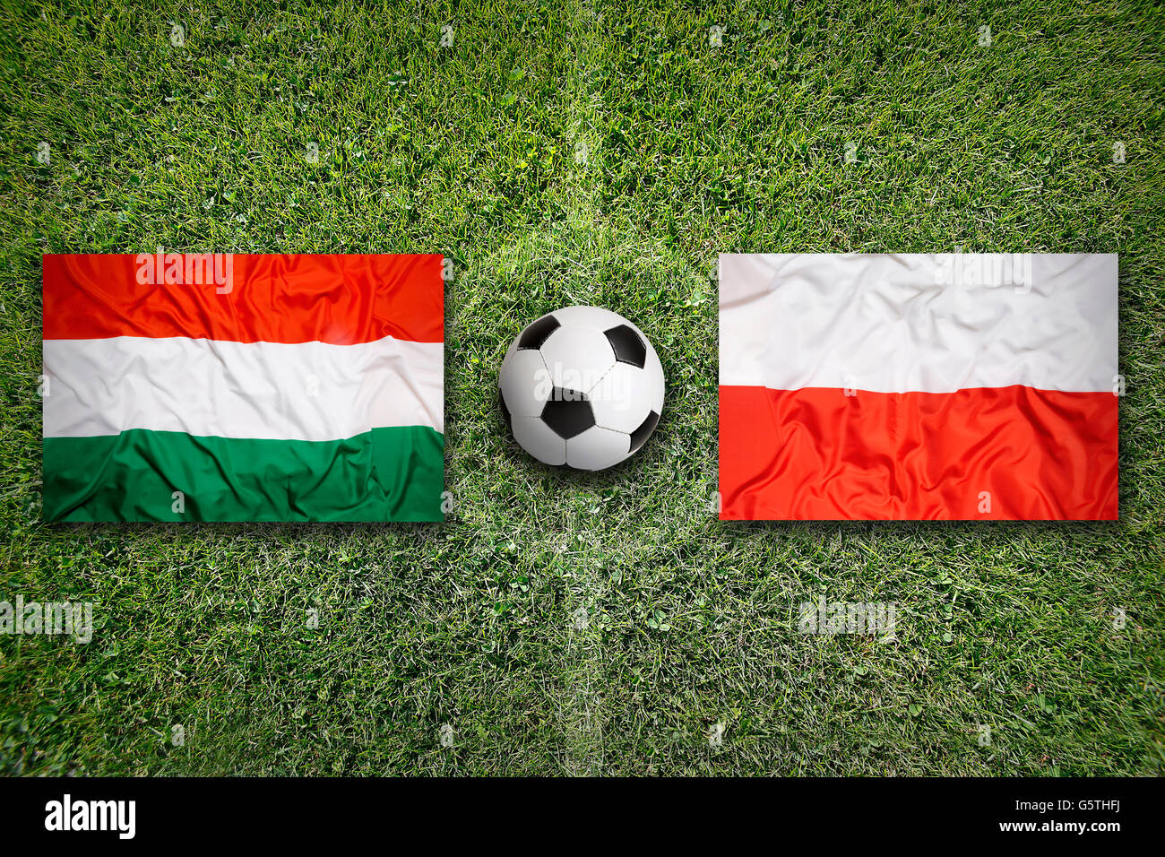 Ungheria vs. Polonia bandiere sul verde del campo di calcio Foto Stock