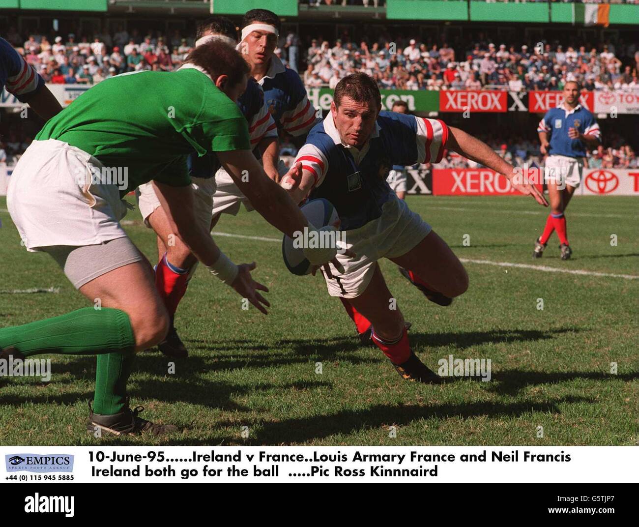 Rugby Union World Cup 1995 - Irlanda / Francia. Louis Armary France e Neil  Francis Ireland vanno per la palla Foto stock - Alamy