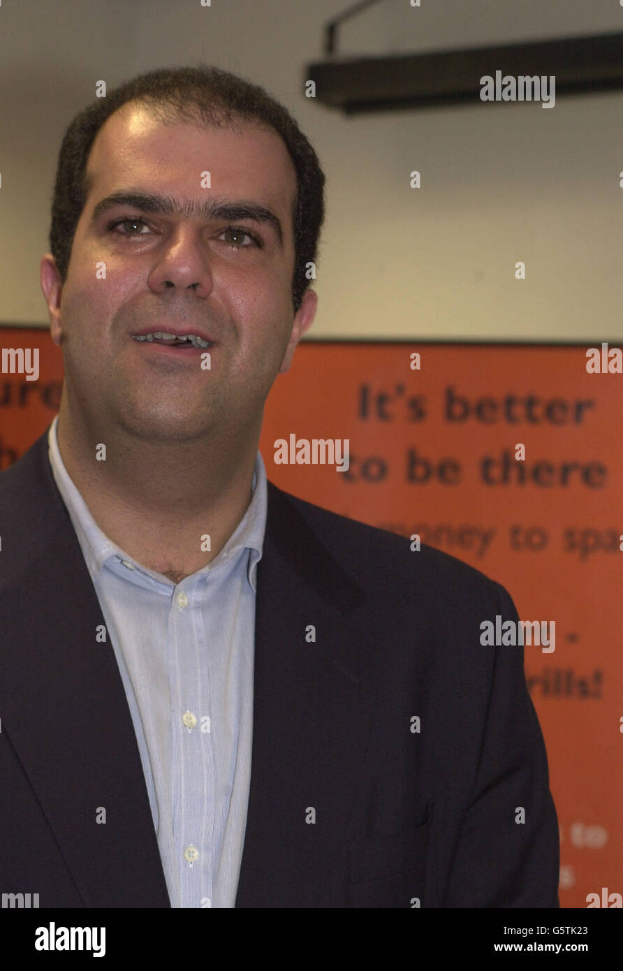 Stelios Haji-loannou annuncia la sua intenzione di decentrare come presidente del easyJet.com in una conferenza stampa si è tenuta all'aeroporto di Londra Luton. Foto Stock