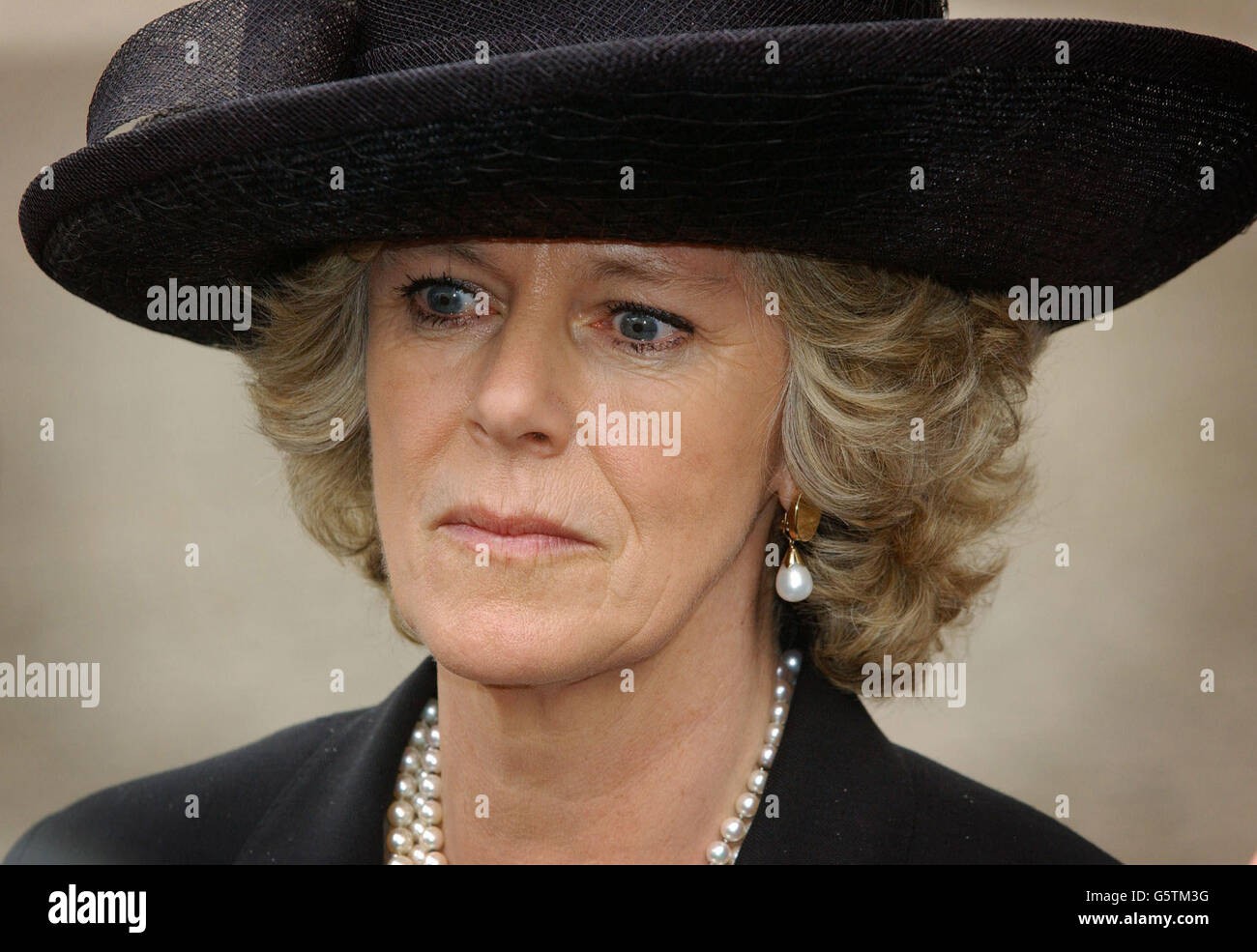 Camilla Parker Bowles, il compagno di lunga data del Principe di Galles, lascia l'Abbazia di Westminster seguendo il servizio memoriale della Principessa Margaret a Londra. La Principessa Margaret, la sorella minore della Regina Elisabetta II d'Inghilterra, morì il 9 febbraio, all'età di 71 anni. Foto Stock