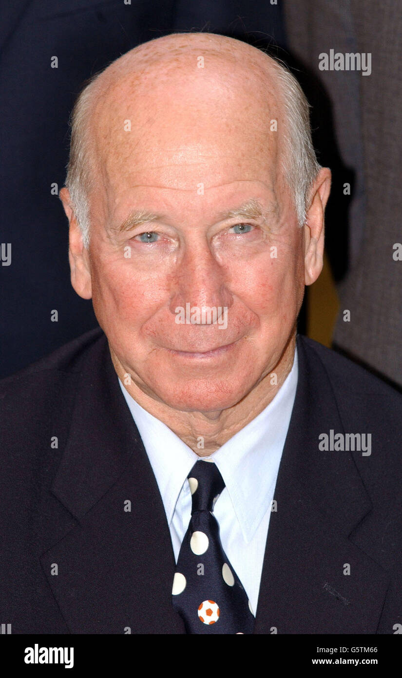 Sir Bobby Charlton della squadra di Coppa del mondo 1966 vincitrice dell'Inghilterra alla Royal Society of Medicine di Londra per aumentare la comprensione e la consapevolezza circa il colesterolo con l'aiuto di Flora pro.activ. 24/04/2003: Sir Bobby Charlton che ha riaperto il Museo Nazionale del Calcio come attrazione gratuita, giovedì 24 aprile 2003. Fino ad oggi, il museo, che ha sede nello stadio Deepdale di Preston North End, ha dovuto caricare i visitatori circa 7 per vedere la sua collezione di mostre, che includono una replica del trofeo Jules Rimet Charlton che ha aiutato l'Inghilterra a vincere nel 1966. Ora, a seguito dei finanziamenti del Foto Stock