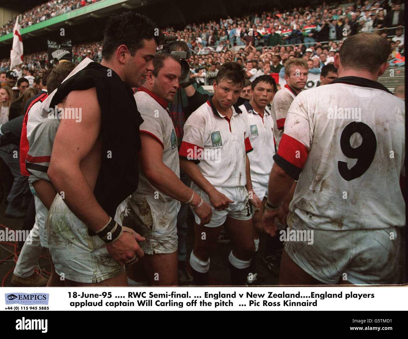 Coppa del mondo di Rugby 1995 - Inghilterra contro Samoa occidentali. Will  Carling Inghilterra tiene su ad una palla alta Foto stock - Alamy