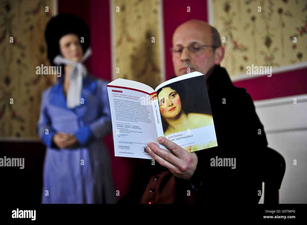 L'attore part-time Ashley Green legge il Capitolo 10 del Pride & Pride di Jane Austin, che viene trasmesso in streaming dal vivo in tutto il mondo dal centro di Jane Austin a Bath, il 200° anniversario della sua pubblicazione. Foto Stock L'attore part-time Ashley Green legge il Capitolo 10 del Pride & Pride di Jane Austin, che viene trasmesso in streaming dal vivo in tutto il mondo dal centro di Jane Austin a Bath, il 200° anniversario della sua pubblicazione. Foto Stock