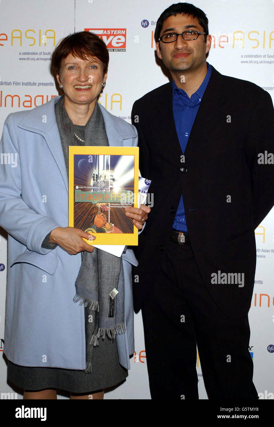Il Segretario della Cultura Rt Hon Tessa Jowell MP con il direttore del film di apertura "The Warrior" Asif Kapadia al lancio del festival cinematografico ImagineAsia, presso l'NFT sulla South Bank, a Londra. Foto Stock