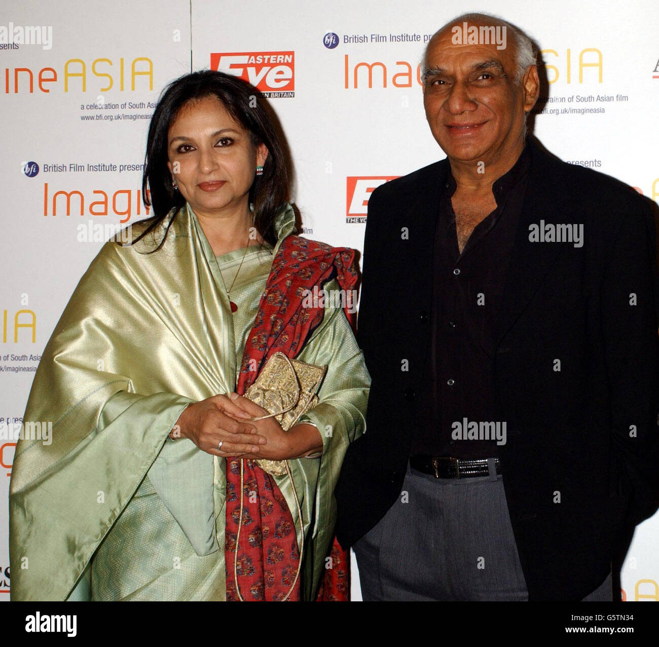Sharmila Tagore e Yash Chopra (a destra) al lancio del festival cinematografico ImagineAsia, al NFT sulla South Bank, a Londra. Foto Stock