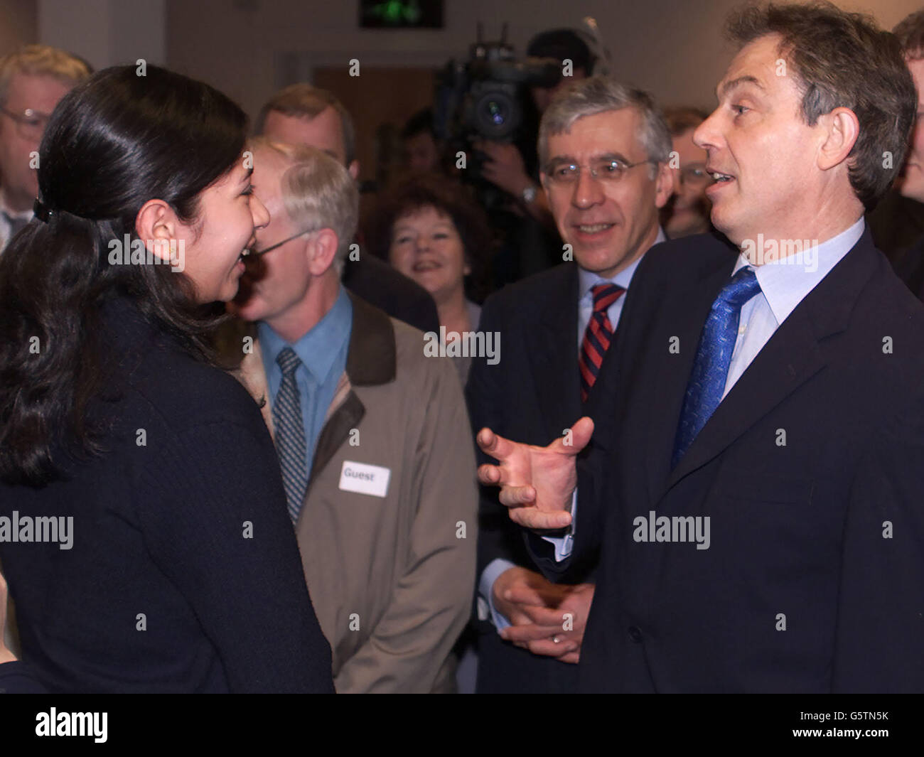 Il primo Ministro Tony Blair si trova di fronte a Rahima Patel,16, un deputato giovanile per Blackburn e Darwen dopo una conferenza stampa alla King George Hall di Blackburn, Lancashire, prima delle elezioni locali. Il primo Ministro ha promesso di concentrarsi sulle questioni quotidiane di "nitty gritty". *... che conta per le persone di tutto il paese nella corsa alle elezioni comunali. Con meno di una settimana di tempo per andare al sondaggio, il leader del partito laburista ha affermato di aver lavorato sodo per affrontare questioni come la criminalità di strada e il comportamento antisociale. Foto Stock