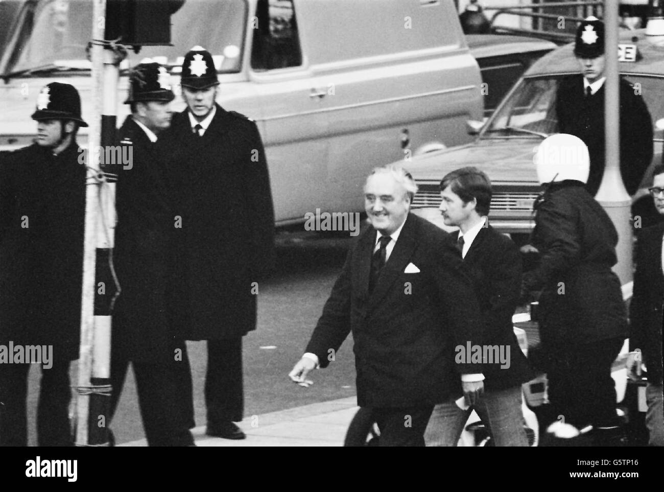 Il segretario di casa, William Whitelaw (centro, sorridente) al suo arrivo alla fine dell'assedio all'ambasciata iraniana a London's Princess Gate. Foto Stock