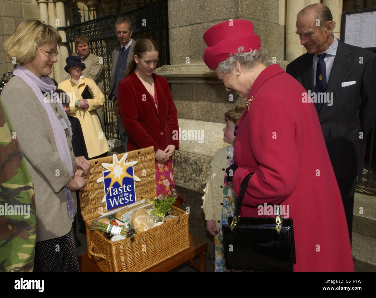 La Regina Elisabetta II della Gran Bretagna e il Duca di Edimburgo vengono presentati con un cesto di prodotti della Cornovaglia fuori dalla Cattedrale di Truro dopo aver pranzato nella città della Cornovaglia. Foto Stock