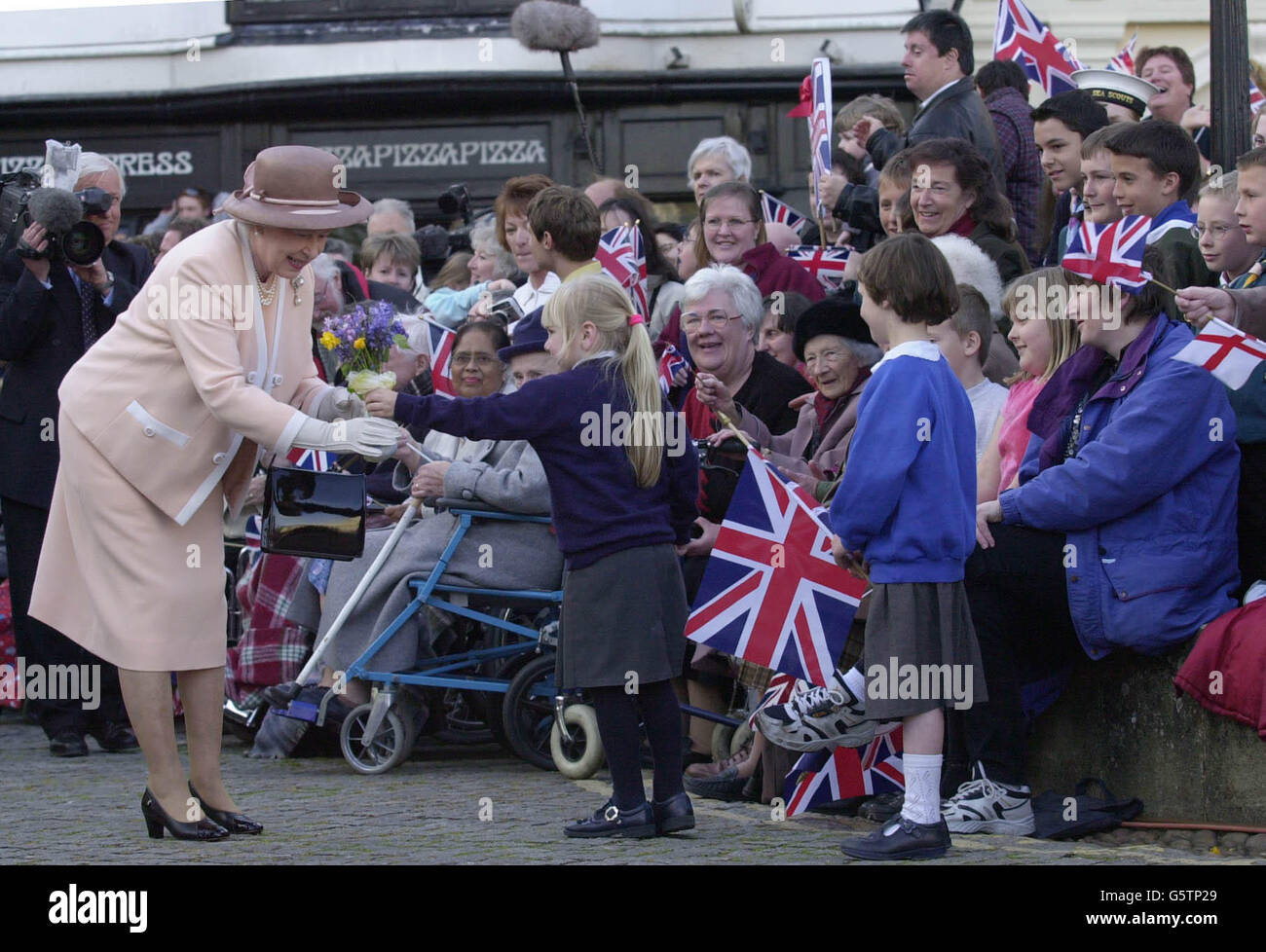 La regina Elisabetta II con i wishers bene a Exeter. La Regina era a Exeter, Devon per conferire lo status di sindaco Signore alla Città di Exeter. Foto Stock