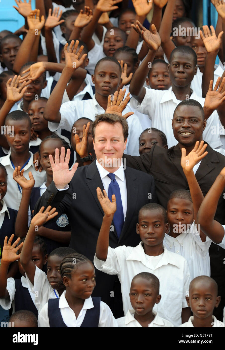 Il primo Ministro David Cameron incontra oggi gli alunni alla Scuola elementare Anna Whisnant di Monrovia, che un tempo veniva utilizzata come caserma dell'esercito, ma ora serve la comunità locale. Più tardi oggi Cameron copresiede il gruppo ad alto livello delle Nazioni Unite per discutere gli obiettivi internazionali di sviluppo. Foto Stock