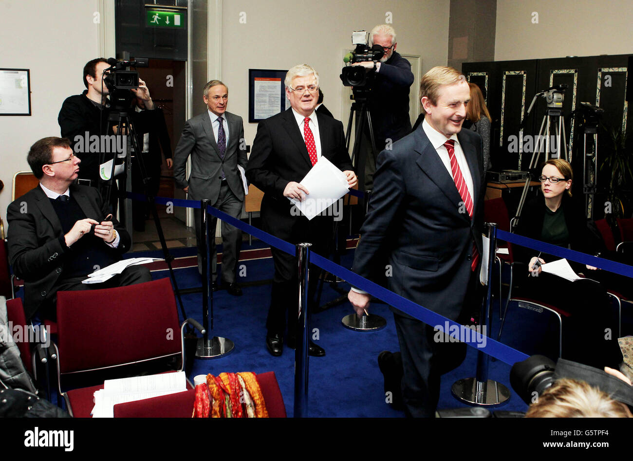 L-R Jobs Minister Richard Bruton, Tanaiste Eamon Gilmore e Taoiseach Enda Kenny annunciano oggi i risultati della quarta e ultima relazione sullo stato di avanzamento del piano d'azione per l'occupazione 2012 negli edifici governativi. Foto Stock