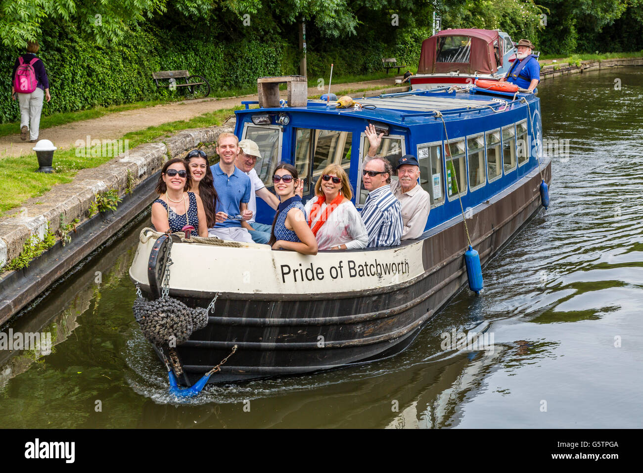 Il giorno della famiglia fuori su un canale stretto barca sul Grand Union Canal Londra Inghilterra REGNO UNITO Foto Stock