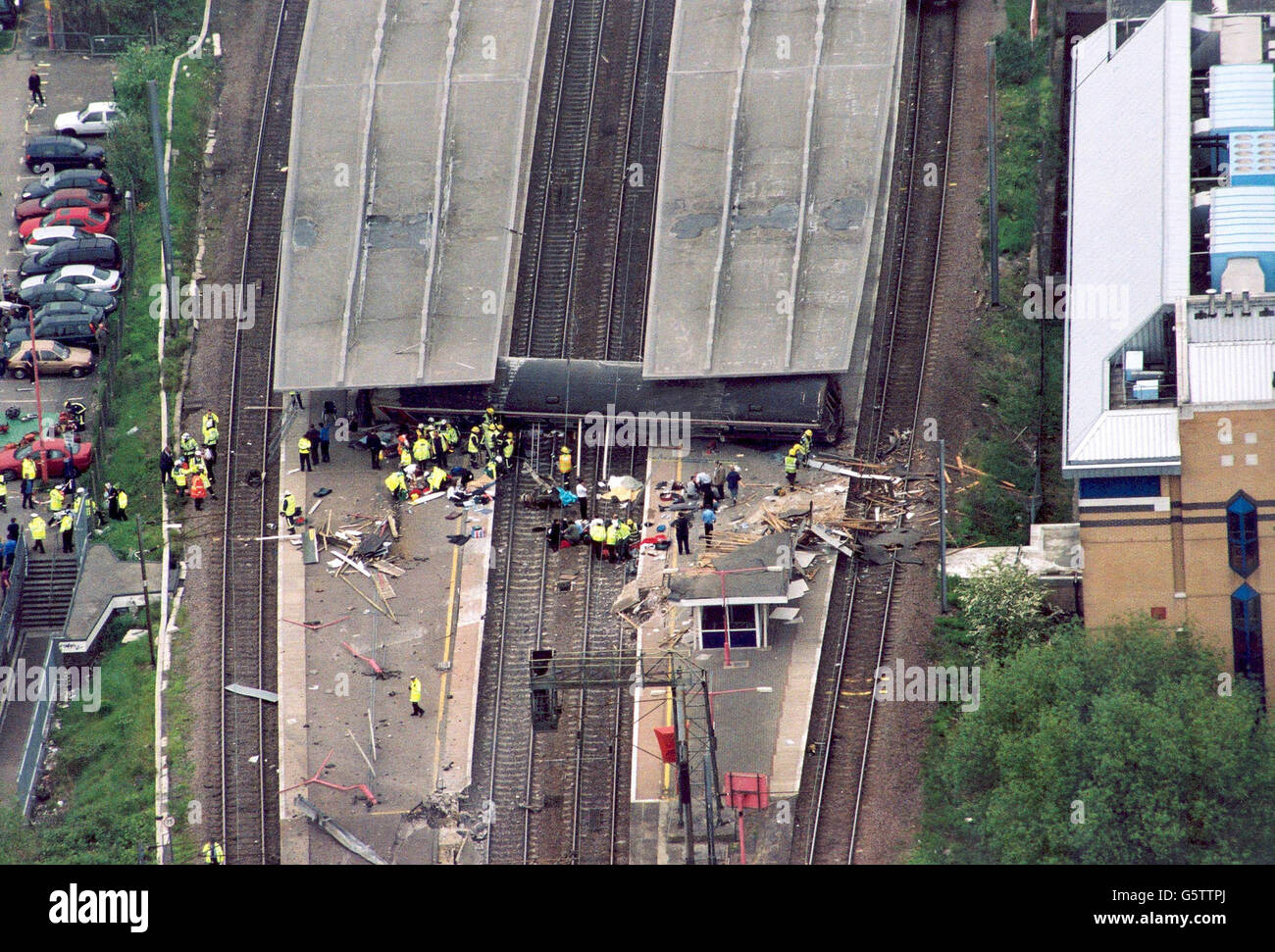 Hertfordshire Police immagine della scena a Potters Bar Railway Station, nella periferia settentrionale di Londra, dove un deragliamento ha inviato una carrozza passeggeri che girava lateralmente su due piattaforme. *sette persone sono morte nell'incidente. E' il quinto grande incidente ferroviario della Gran Bretagna in cinque anni e si è verificato a poche miglia da Hatfield, dove quattro persone sono morte quando un GNER Express è uscito dalle piste nell'ottobre 2000. Foto Stock