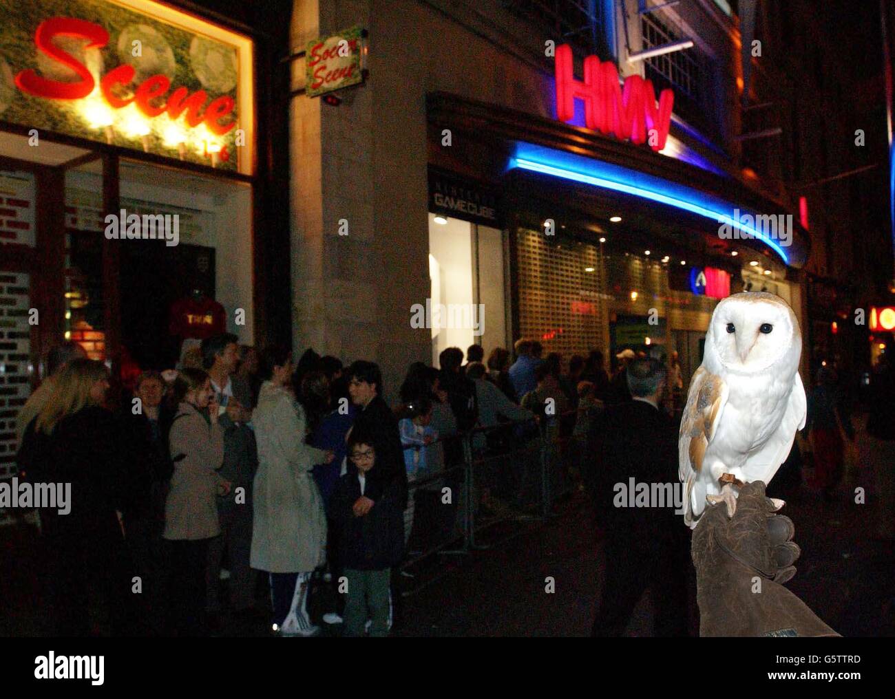 Code fuori HMV, Oxford Street, Londra, per il nuovo DVD di Harry Potter che è andato in vendita. Il Harry Potter ed i videos ed i DVDs della pietra del Philosopher colpiscono i negozi, con le vendite nazionali di più di un milione previsto il primo giorno soltanto. Foto Stock