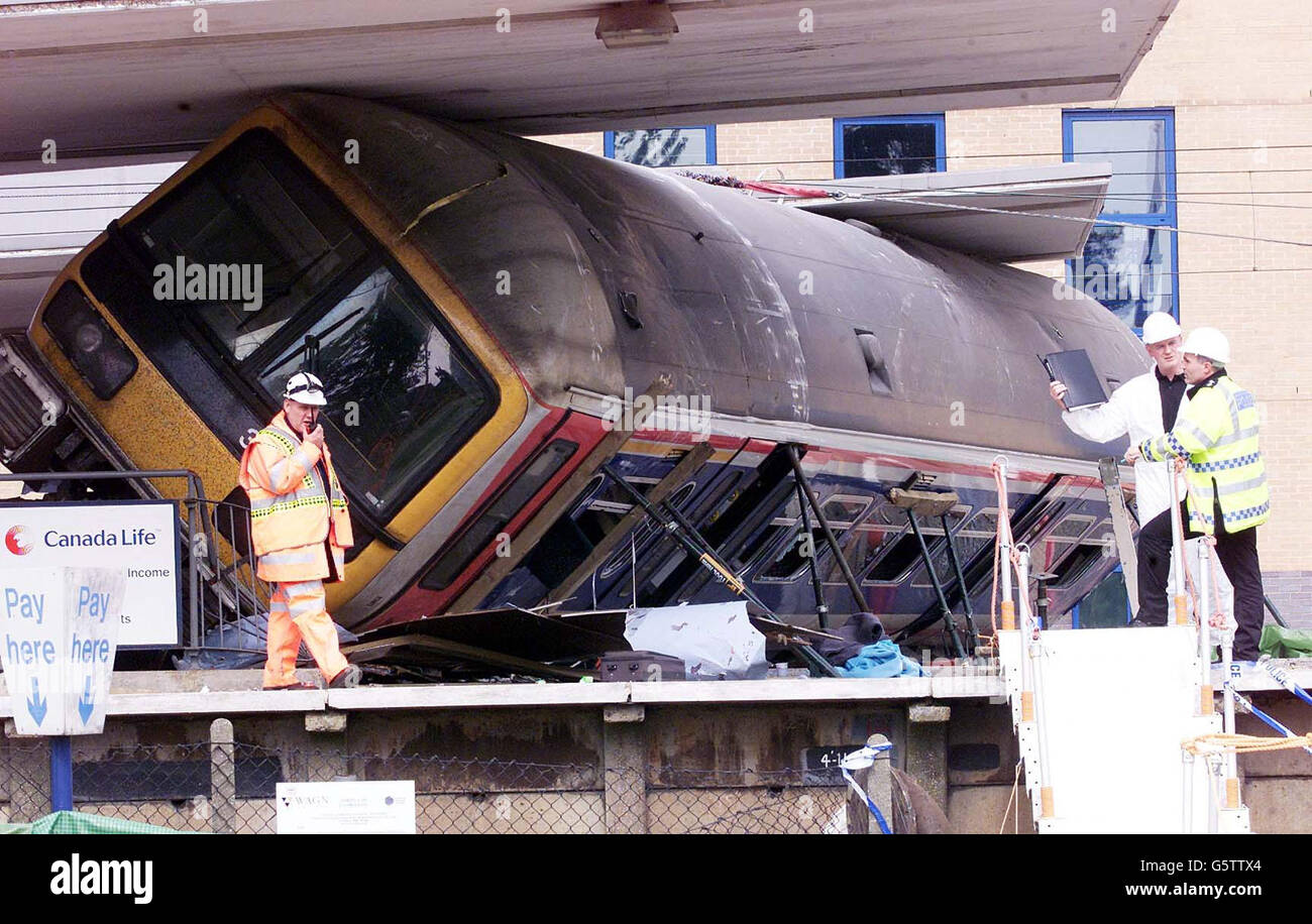 Scena dell'incidente ferroviario alla stazione di Potter's Bar, Hertfordshire, sabato 11 maggio 2002. Railtrack ha detto che non era a conoscenza che vi fosse stata alcuna indicazione di problemi su quel particolare tratto di pista. *il commento della società è venuto dopo che i passeggeri ed i conducenti hanno avvertito un urto quando i treni hanno attraversato il punto di incidente. Foto Stock