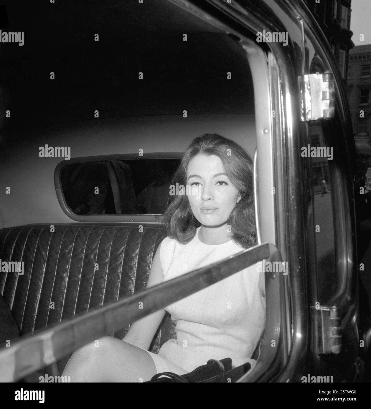 Christine Keeler lascia il suo appartamento londinese in Devonshire Street in taxi mentre si recava alle Camere del Tesoro, dove era vista da Lord Denning in relazione alla sua indagine sugli aspetti di sicurezza del caso profumo. Questa è stata la seconda occasione in cui Keeler ha dato prova. Foto Stock