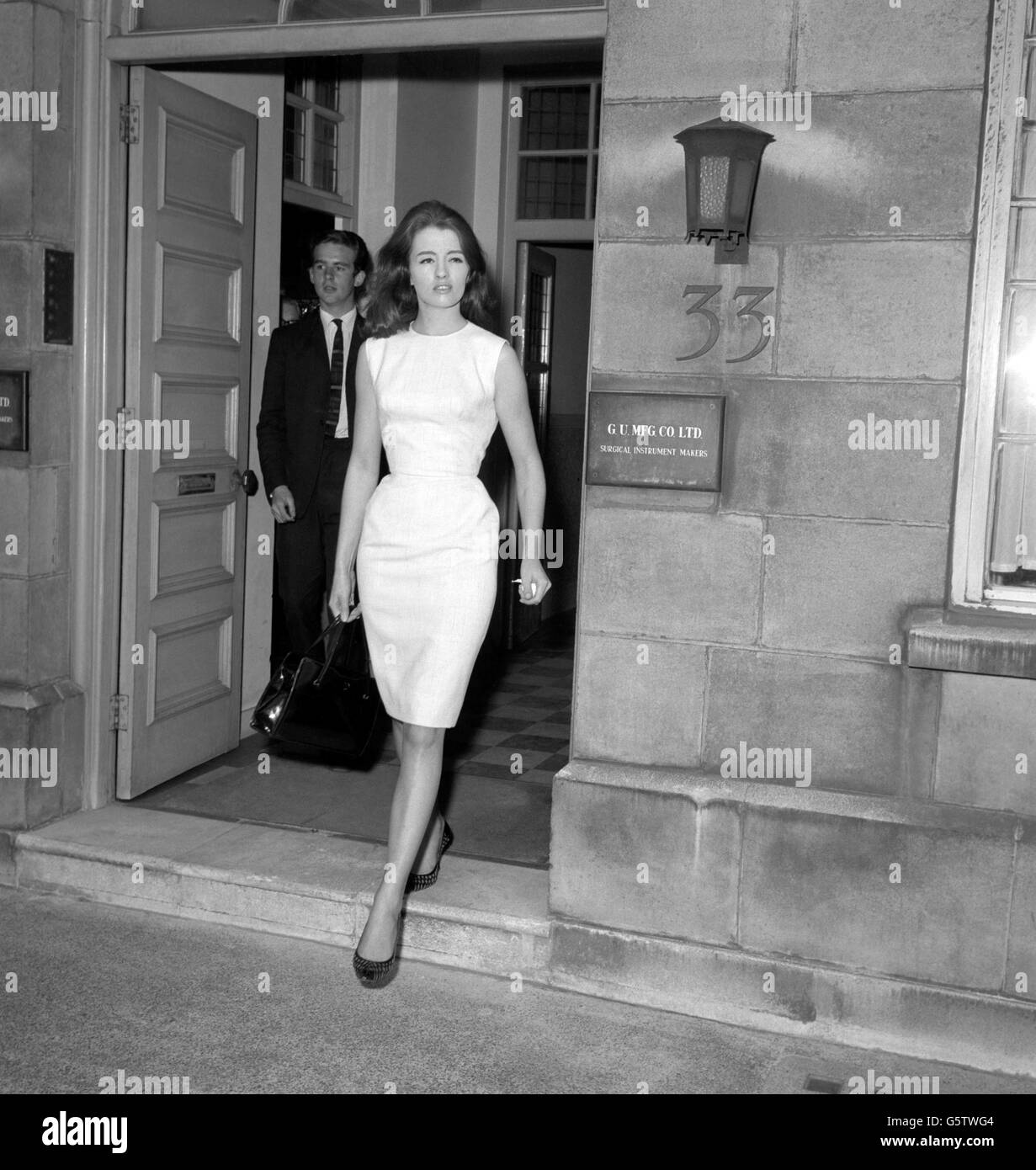 Christine Keeler lascia il suo appartamento londinese in Devonshire Street in taxi mentre si recava alle Camere del Tesoro, dove era vista da Lord Denning in relazione alla sua indagine sugli aspetti di sicurezza del caso profumo. Questa è stata la seconda occasione in cui Keeler ha dato prova. Foto Stock
