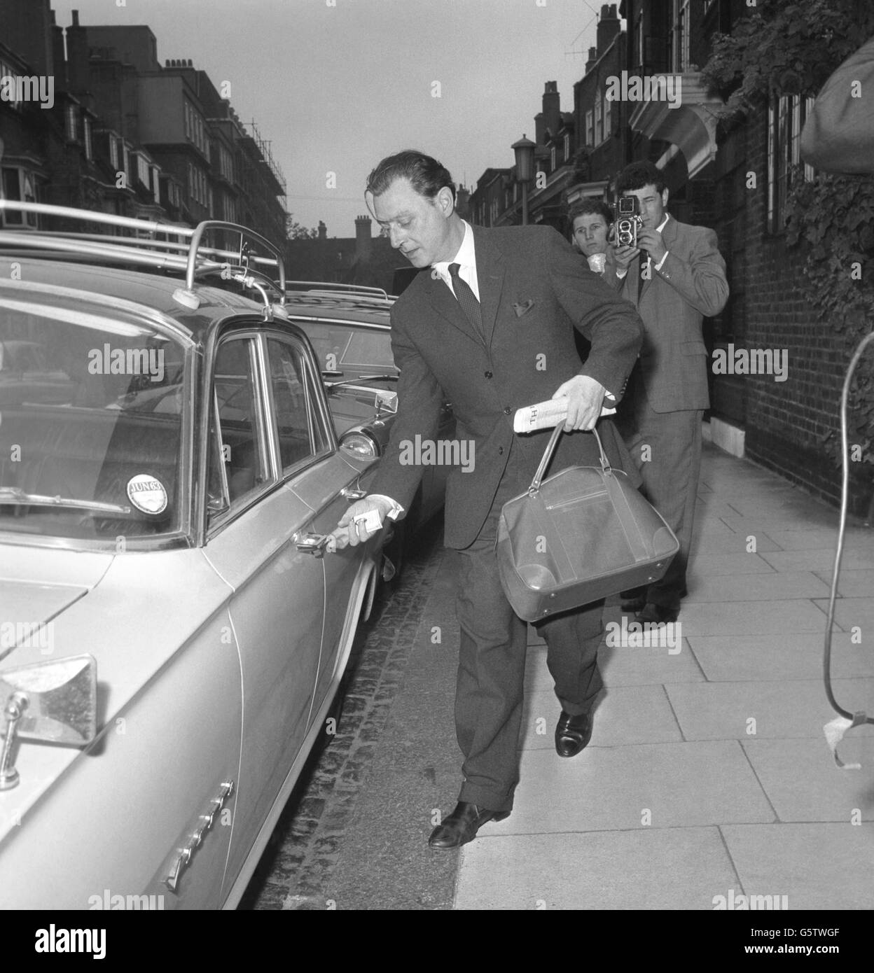 Il dottor Stephen Ward sta per entrare in auto mentre lasciava un amico in un appartamento a Mallord Street, Chelsea, Londra, il terzo giorno della prova di Old Bailey con le sue vice-cariche. Egli ha dichiarato di non essere colpevole di tutti e cinque i conti. Foto Stock