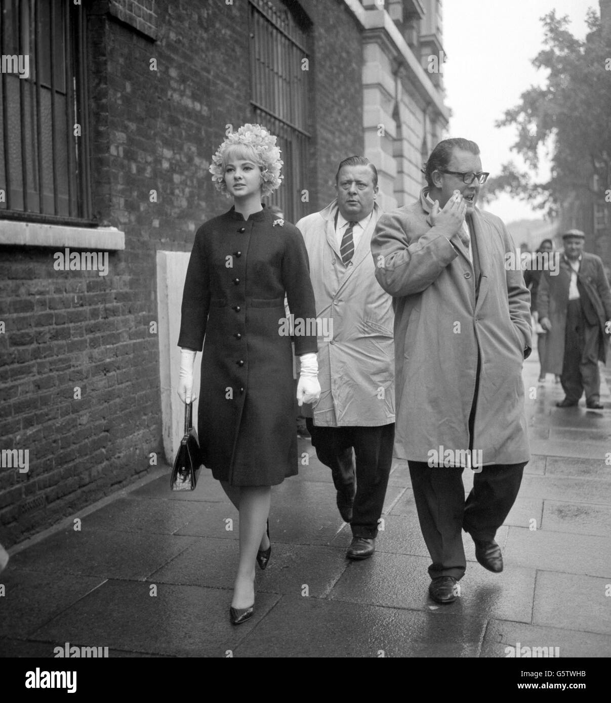 Mandy Rice-Davies, 18 anni, lascia la Corte dei Magistrati di Marylebone a Londra dopo aver dato prova nel processo del dottor Stephen Ward. Foto Stock