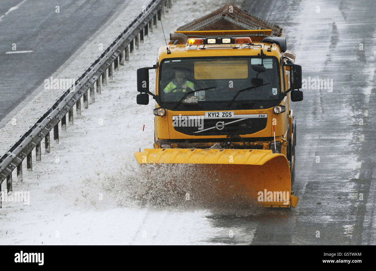 Un aratro da neve lavora per eliminare la neve dalla M74 in Scozia. Foto Stock