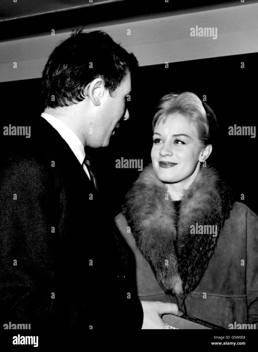 Mary Ure dice Arrivederci a suo marito, il drammaturgo John Osborne, mentre lascia l'aeroporto di Londra per New York per apparire a Broadway in 'fuel of Angels'. Foto Stock