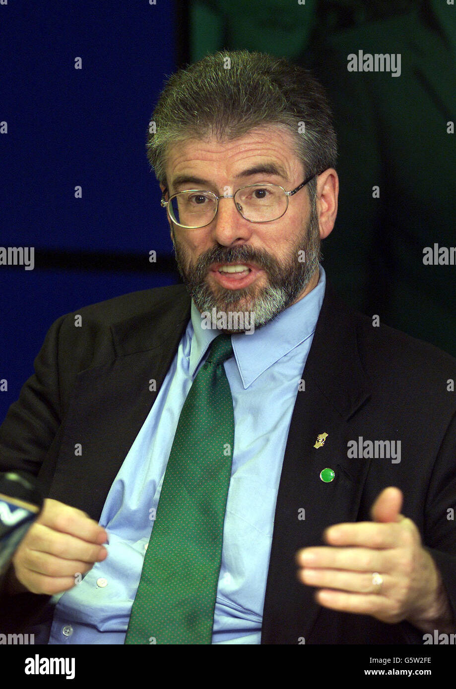 Il presidente del Sinn Fein Gerry Adams parla a Belfast, dicendo che non avrebbe partecipato a un’audizione del Congresso sui legami tra repubblicani e ribelli colombiani. In una lettera al presidente del Comitato per le relazioni internazionali della Camera dei rappresentanti degli Stati Uniti, il deputato di West Belfast *... ha dichiarato di non partecipare alle audizioni per motivi legali. Foto Stock