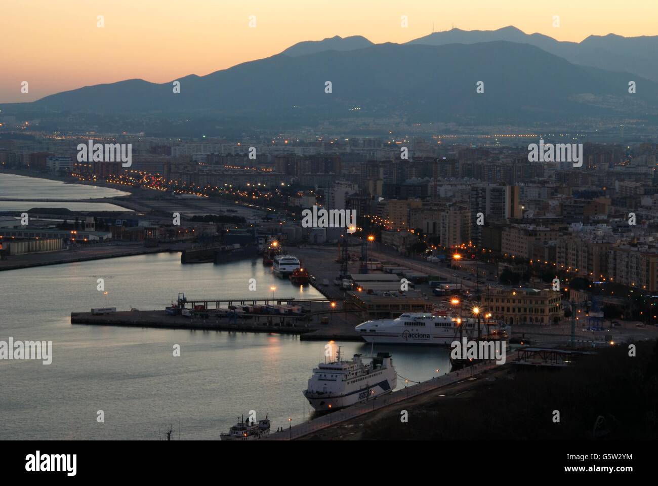 Vista in elevazione della zona portuale e il lungomare al tramonto, Malaga, Costa del Sol, provincia di Malaga, Andalusia, Spagna, Europa occidentale. Foto Stock