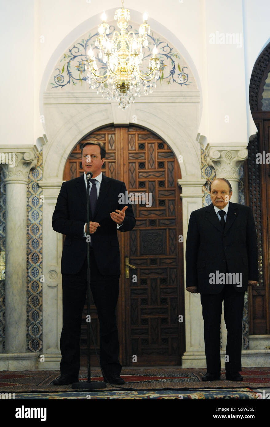 Il primo Ministro David Cameron tiene una conferenza stampa con il Presidente algerino Abdelaziz Bouteflika (destra) presso il Palazzo Presidenziale di Algeri, Algeria. Foto Stock