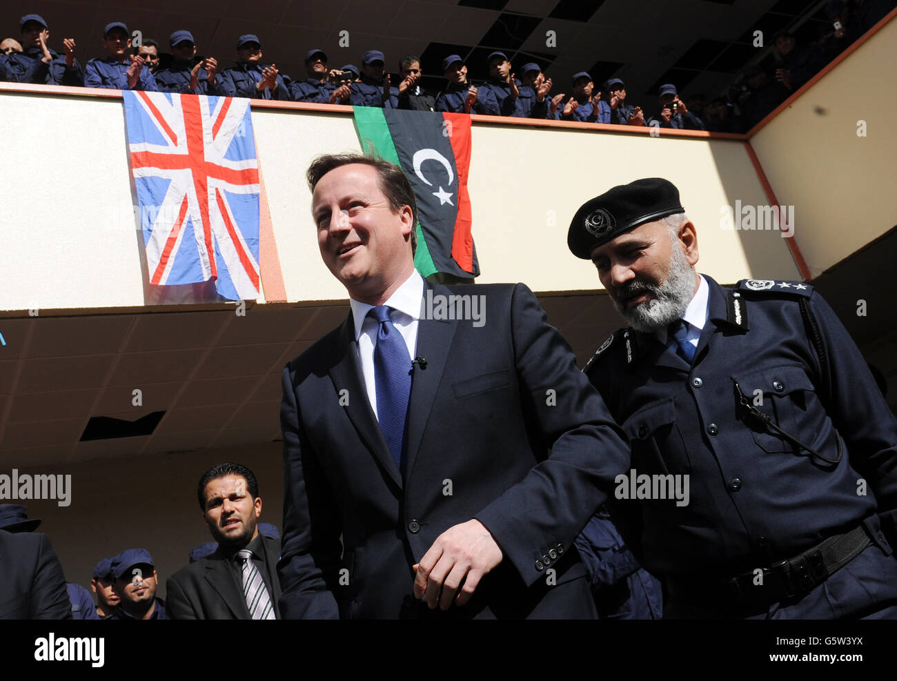 Il primo ministro David Cameron incontra reclutamenti in un collegio di formazione della polizia a Tripoli, Libia. Foto Stock