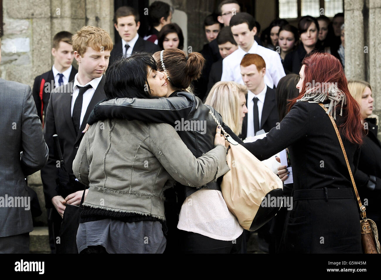 I lutto reagiscono quando arrivano alla Chiesa di Minster di Sant'Andrea, Plymouth, per i funerali di Jordan Cobb, 16, morto dopo aver saltato dal traghetto di Torpoint la vigilia di Capodanno 2012. Foto Stock