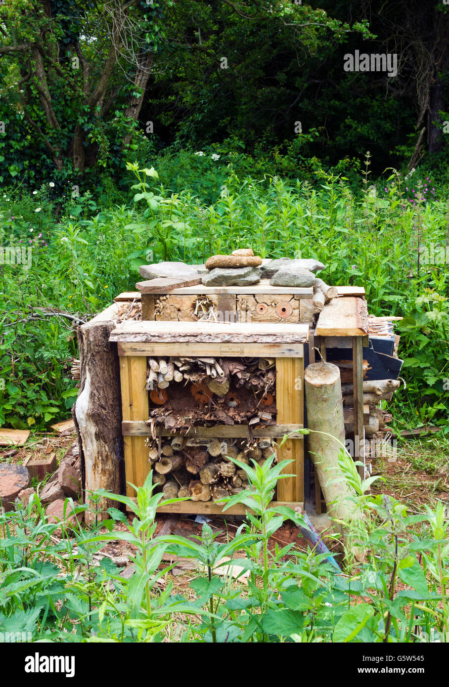 Bug/insetto hotel. Costruito con materiali naturali per creare un habitat per gli insetti e piccoli animali. Foto Stock