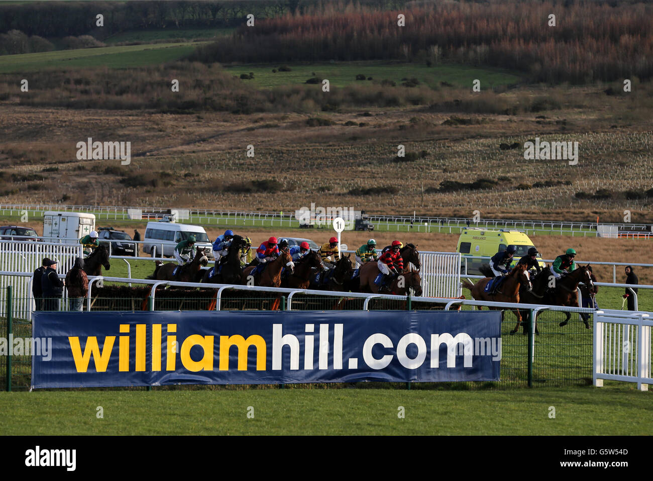 Gli Horsees saltano la recinzione finale durante la gara sponsorizzata da William Hill durante la giornata del William Hill Welsh Champion Hurdle al Ffos Las Racecourse, Carmarthenshire. Foto Stock