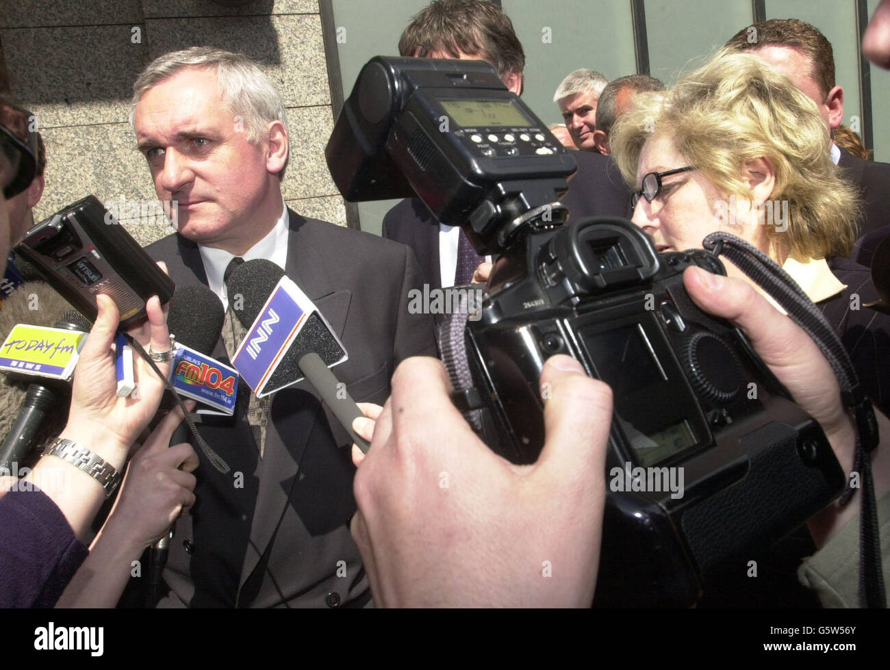 Taioseach Bertie Ahern (a sinistra) risponde alle domande fuori dalla stazione dei vigili del fuoco di Townsend Street a Dublino, riguardo ad una festa privata di Natale che ha ospitato per 25 amici con la fidanzata Celia Larkin a Farmleigh. * la residenza di Farmleigh è di proprietà dello stato irlandese, essendo stata acquistata su cinquantadue milioni di euro di denaro dei contribuenti. Taioseach Bertie Ahern aveva incontrato in precedenza membri in visita del dipartimento dei vigili del fuoco della città di New York. Foto Stock