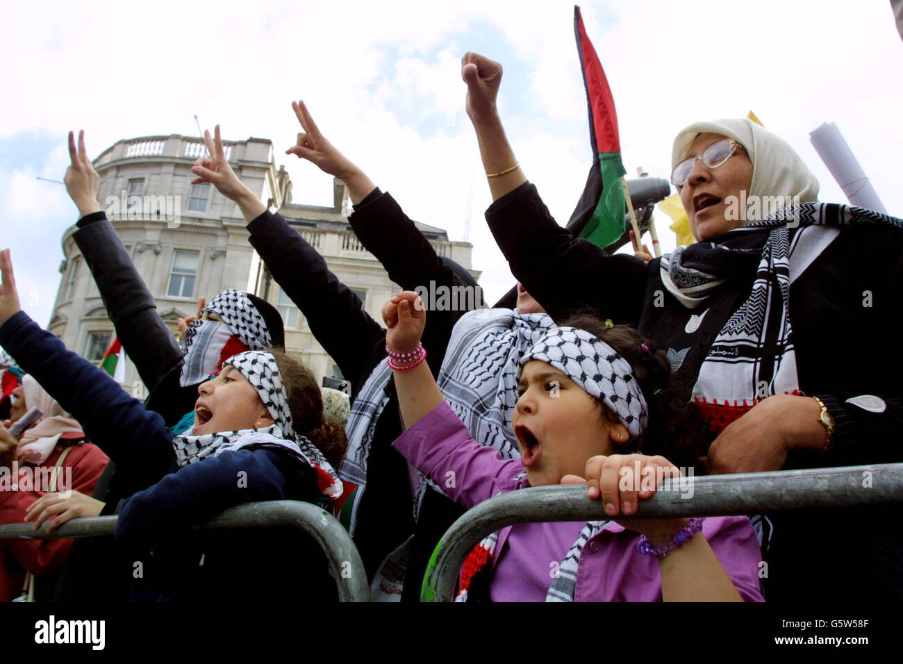 I sostenitori pro palestinesi partecipano a una manifestazione nel centro di Londra. Migliaia di manifestanti ebrei hanno riempito Trafalgar Square oggi per chiedere la pace in Medio Oriente, ma il rally, il più grande mai messo in scena nella capitale dalla comunità ebraica, * ha visto i manifestanti confrontarsi con i loro omologhi musulmani che hanno organizzato una contro-dimostrazione contro l'evento. Foto Stock