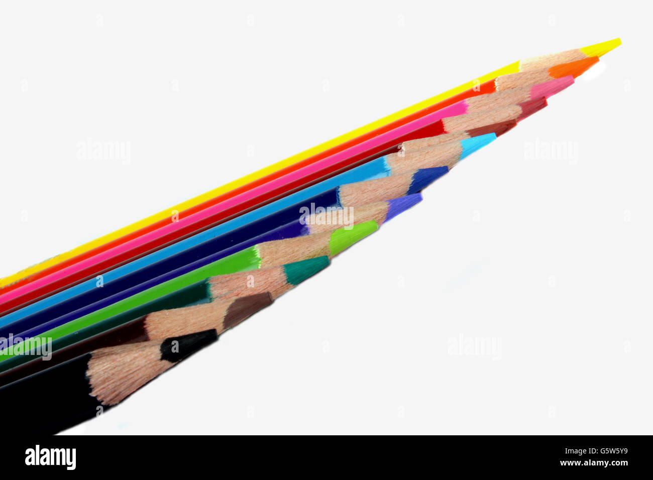 Un team di matite colorate su sfondo bianco. Foto Stock