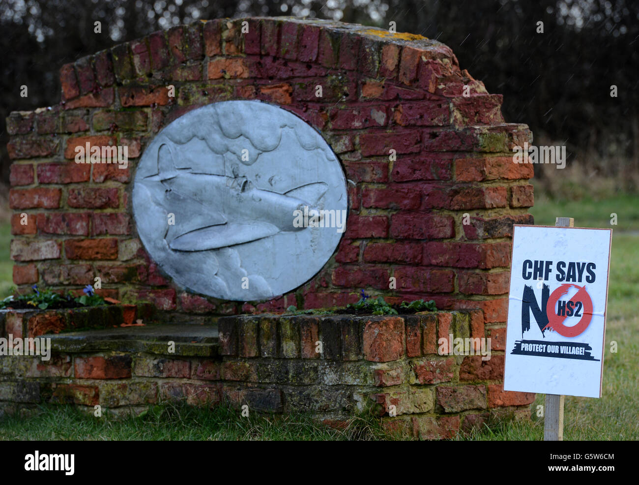 Segni che mostrano NO alle proposte HS2 nel villaggio di Church Fenton nello Yorkshire, dove gli abitanti del villaggio si riuniscono stasera per discutere la loro opposizione alla rotta di HS2 che è stato annunciato la scorsa settimana. Foto Stock